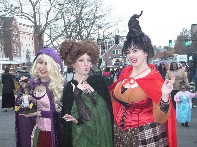 Halloween_in_Salem_-_Three_Witches